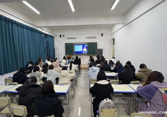 经管与牧业系组织学生集中观看“互联网+就业指导”公益直播课​