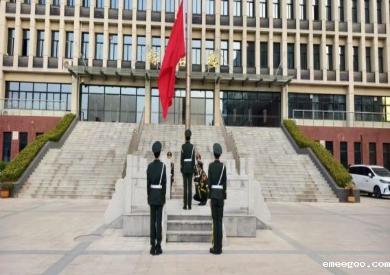 18luck新利首页经管与牧业系举行升国旗仪式