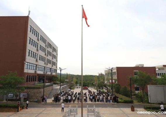 阳光洒满校园，青春在国旗下飞扬！